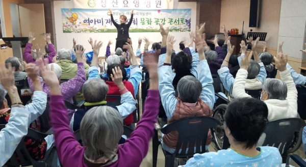 경남도 여성능력개발센터 자원봉사회 소속의 ‘여아미 재능봉사회’가 15일 창산요양병원으로부터 감사장을 받았다.