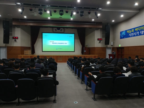사천시가 지난 23일 시청 대회의실에서 전 부서 담당공무원 150여 명이 참석한 가운데 상반기 신속집행 관계부서 회의를 개최했다.