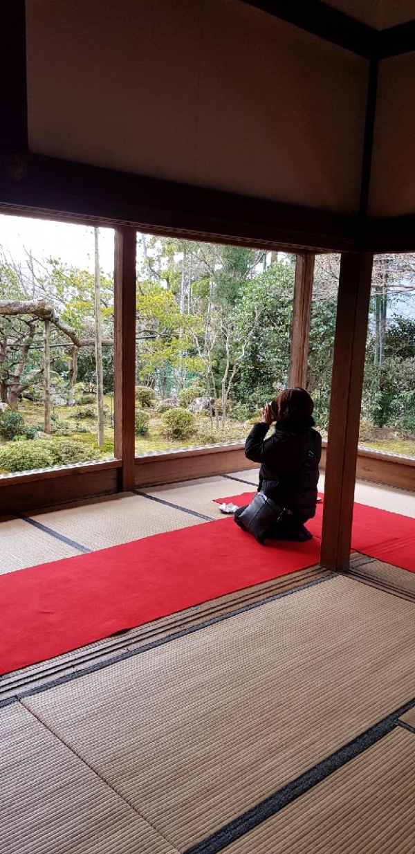 일본의 정원을 보며 우아하게 차 한잔.