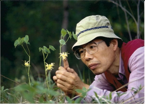 성환길 교수가 지리산에서 삼지구엽초를 발견하고는 확인하고 있다.