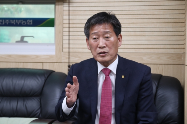 박보영 조합장은 이번 진주북부농협 조합장 선거에서 처음 출마해 치열한 선거전 끝에 현직을 누르고 당선되는 이변을 연출했다.