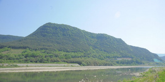 산청군 신안면 중촌리 고분의 백마산성. 산청의 가야시대 대표적인 산성으로 퇴뫼형 석축산성이다.