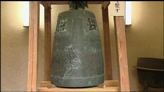 통일신라 흥덕왕 8년(833년)에 만들어져 진주 연지사에 걸렸으나 임진왜란 당시 수탈되어 현재 후쿠이현(福井縣) 쓰네미야신사(常官神社)에 보관돼 있으며 일본 국보로 지정되어있는 연지사(蓮池寺) 동종(銅鐘).