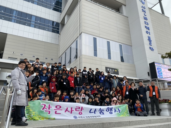 지난 21일 관내 취약계층 아동 90여 명과 아동위원 및 자원봉사자 30여 명이 함께하는 ‘작은사랑 모임’ 행사를 개최했다.