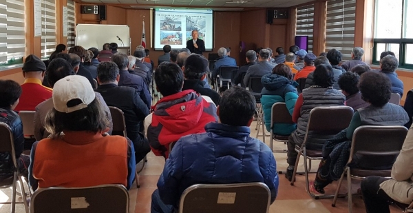 진주시 대평면에서는 지난 10일 GAP실천 단지 육성 시범사업과 관련한 농업인 교육이 열렸다.