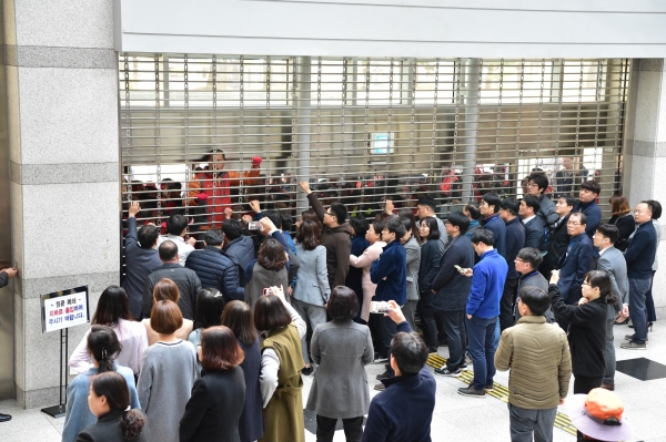 지난해 3월 5일 오후 삼성교통 노조원 100여 명이 시청사를 점거하기 위해 시청사 출입을 시도하다 시청사 출입문이 부서지고 청사진입을 막던 시청 공무원들이 다치는 사태가 발생했다.