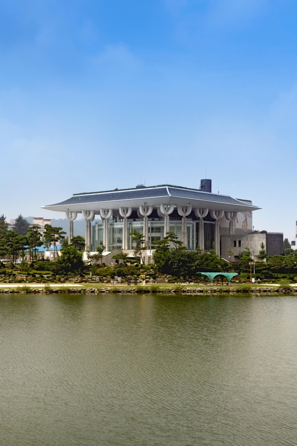 경남도문화예술회관(관장 강동옥)이 2월 19일까지 2020년 ‘라온 홍보단’을 모집한다.