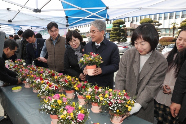 경남도교육청(교육감 박종훈)이 18일 도교육청 주차장에서 화훼류 소비 촉진을 위한 꽃 시장을 운영했다.