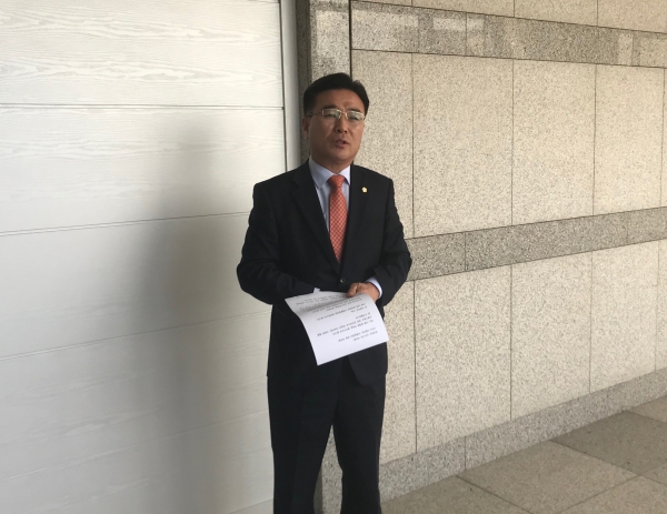 이현욱 진주시의원이 30일 오후 진주시청 기자실 앞에서 미래통합당 탈당 의사를 밝히고 있다.