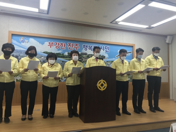 특위 구성에 반대한 국민의 힘 의원들과 무소속 이현욱 의원이 16일 임시회 이후 시청 브리핑룸에서 특위 구성 반대에 대한 입장을 발표했다.