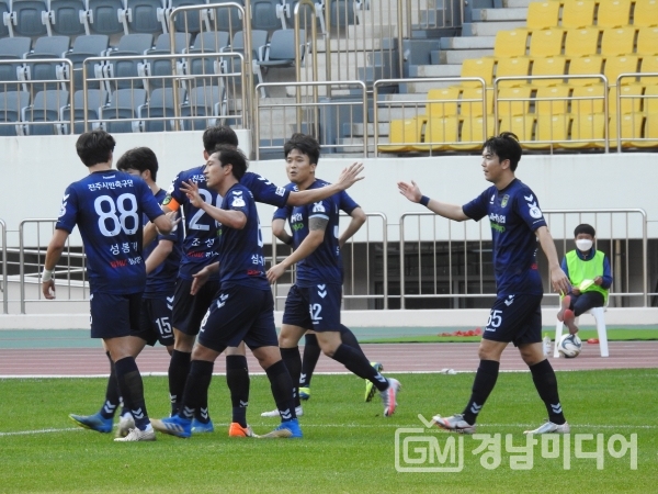 진주시민축구단이 지난 17일 진주종합경기장에서 펼쳐진 2020 K4리그 21라운드 경기에서 라이벌인 인천남동구민축구단을 4대1로 승리했다.
