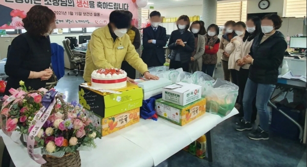 지난 18일 고성군이 운영하는 SNS ‘고성군 공식밴드’에 올라온 보건소장의 생일파티 사진. 사진=고성군 밴드.