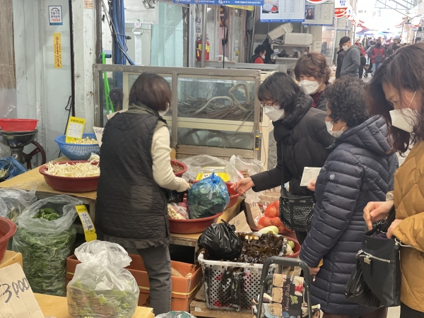 10일 오후 진주 자유시장 내 야채가게에 시민들이 제수용품 구매를 위해 줄서있다.