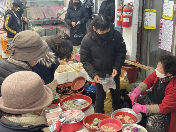10일 오후 진주 자유시장 내 생선가게에 시민들이 물품 구매를 위해 줄서있다.