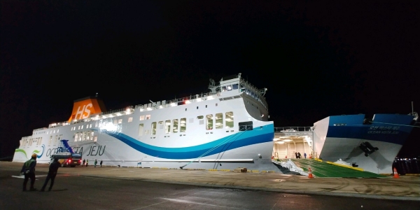 지난 20일 삼천포항에서 첫 출항하는 카페리 여객선 ‘오션비스타제주호’의 모습.