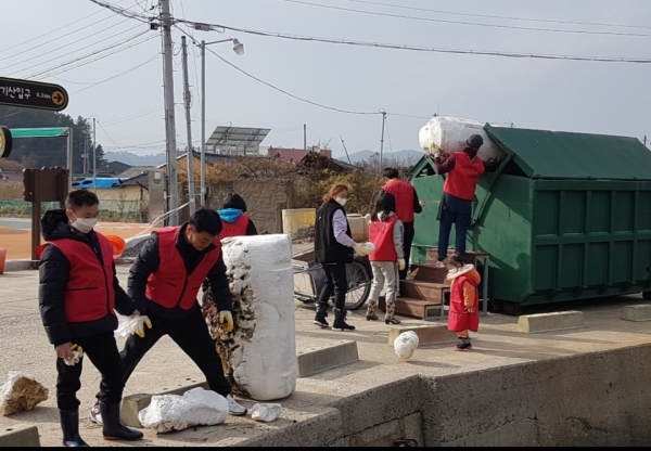 진주 우사회는 지난 11일부터 12일까지 2일간 사천 어촌 마을을 찾아 봉사를 했다. 사진은 우사회가 어촌마을 인근에 방치된 쓰레기를 수거하고 있는 모습.