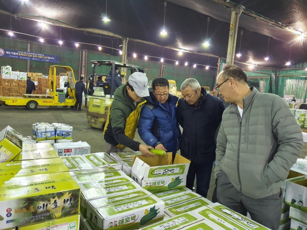 조옥래 조합장이 서울가락공판장을 방문해 지역농산물 가격 시세 하락 요인을 파악하기 위해 경매사와 면담하고 있는 모습.