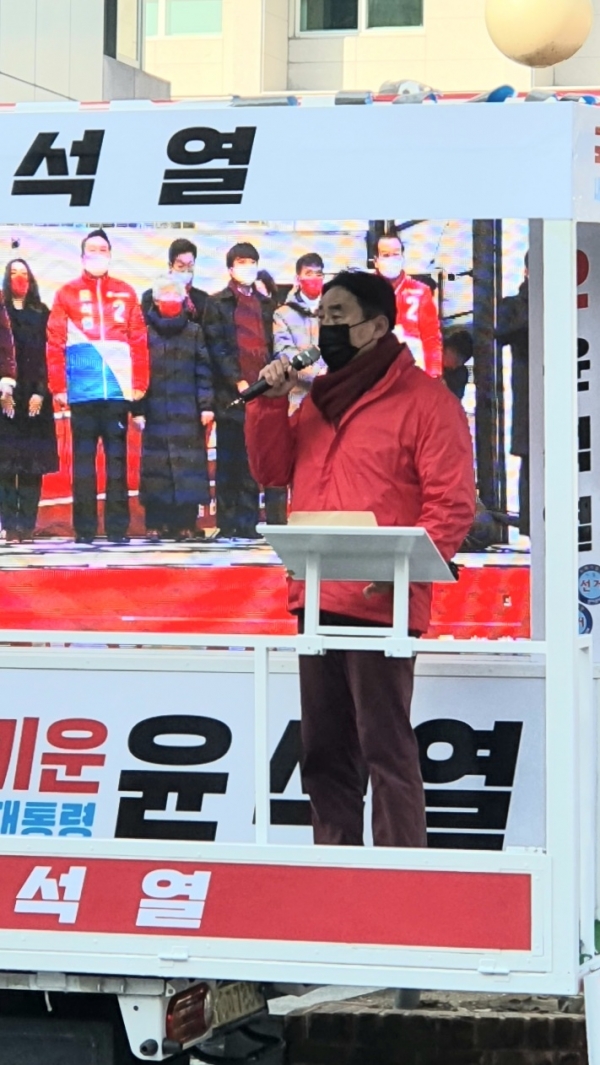 박영일 전 남해군수가 지난 17일 남해읍에 위치한 전통시장 앞에서 윤석열 대선 후보 지원 유세에 나섰다.