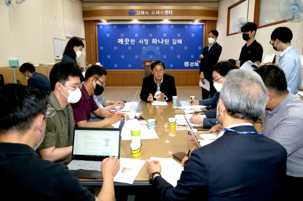 홍태용 김해시장 당선인이 9일 김해시청 브리핑룸에서 기자회견을 하고 있다.