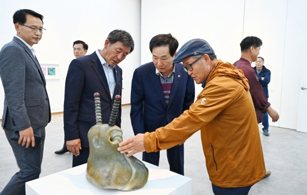 성낙인 창녕군수(오른쪽에서 두 번째)와 김재한 창녕군의회 의장(왼쪽에서 두 번째)이 창녕미술협회 관계자의 설명을 들으며 전시된 작품을 보고 있다.